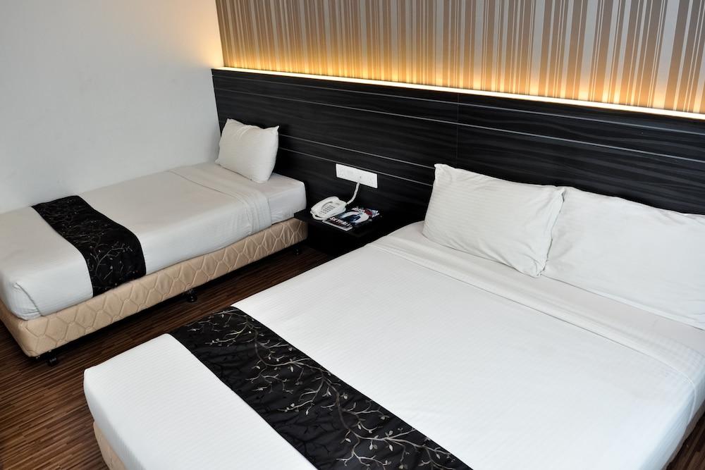 Signature Hotel Куантан Екстериор снимка